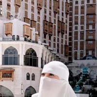 Wanita kelahiran 2 April 1992 ini mengenakan gamis dan cadar putih saat berjalan di sekitar Masjidil Haram. Ia merasa sangat berkesan ketika pertama kali berada di Tanah Suci. Foto: Dok. Instagram @celine_evangelista.