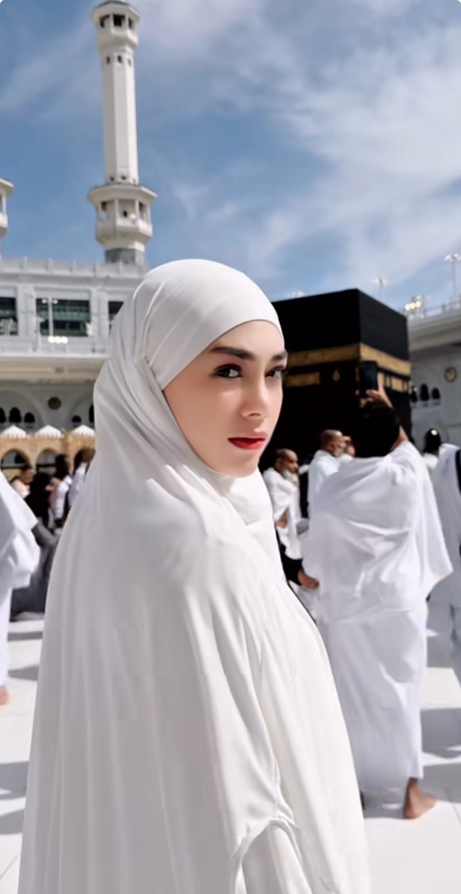 Wajahnya terlihat flawless dan memesona saat mengabadikan momen di depan Ka’bah. Penampilan Celine tersebut langsung mendapatkan banjir pujian dari warganet. Foto: Dok. Instagram @celine_evangelista.