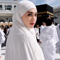 Wajahnya terlihat flawless dan memesona saat mengabadikan momen di depan Ka’bah. Penampilan Celine tersebut langsung mendapatkan banjir pujian dari warganet. Foto: Dok. Instagram @celine_evangelista.