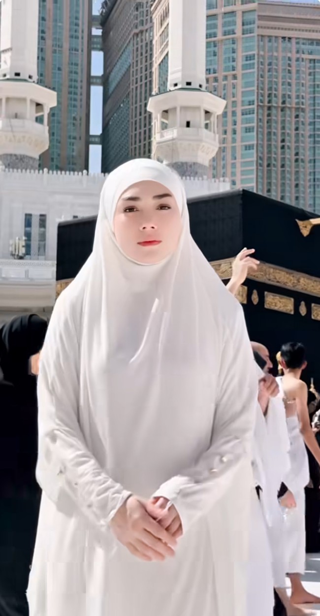Selama berada di Tanah Suci, wanita yang bernama lengkap Celine Evangelista Monica Maureen Ricci ini terlihat nyaman memakai gamis dan cadar putih. Foto: Dok. Instagram @celine_evangelista.