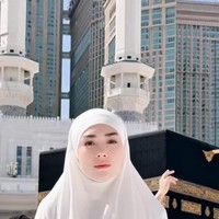Selama berada di Tanah Suci, wanita yang bernama lengkap Celine Evangelista Monica Maureen Ricci ini terlihat nyaman memakai gamis dan cadar putih. Foto: Dok. Instagram @celine_evangelista.
