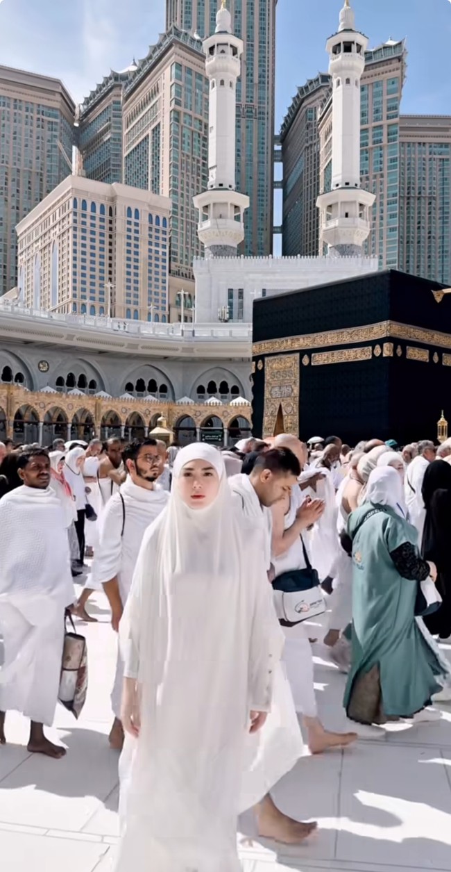Postingan Celine Evangelista yang mantap mualaf dan bercadar saat umrah sudah ditonton lebih dari 1,5 juga kali. Wargenet ada yang terkejut, kagum dam memberikan ucapan doa. Foto: Dok. Instagram @celine_evangelista.