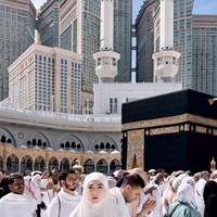 Postingan Celine Evangelista yang mantap mualaf dan bercadar saat umrah sudah ditonton lebih dari 1,5 juga kali. Wargenet ada yang terkejut, kagum dam memberikan ucapan doa. Foto: Dok. Instagram @celine_evangelista.