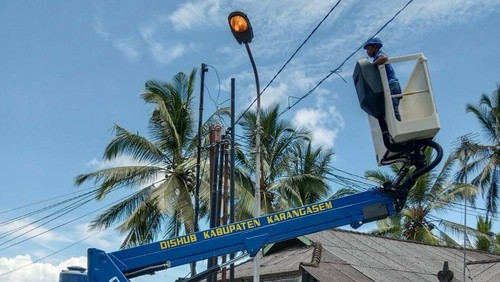 Petugas Dishub Karangasem memperbaiki LPJU rusak di jalur Yeh Malet-Pelabuhan Padangbai, Kecamatan Manggis, Karangasem.