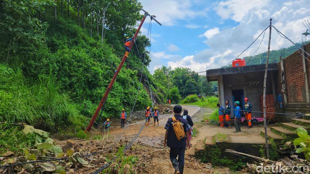 Petugas PLN sedang memperbaiki jaringan listrik di lokasi bencana Sukabumi.