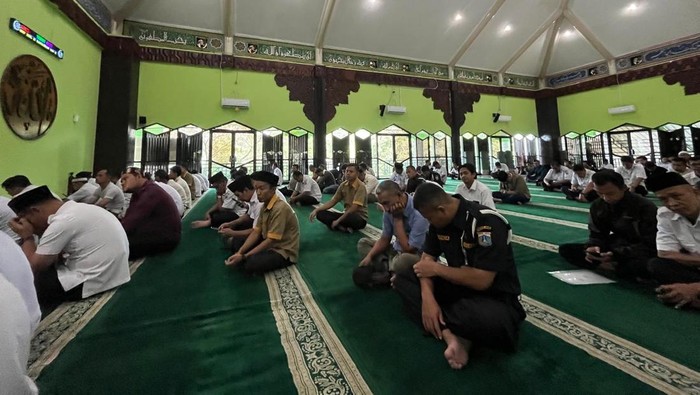 Polda Metro Jaya menggelar kegiatan ‘Tadarus/Satu Jam Mengaji Bersama Polisi’ di Masjid Baabus Salam, Kantor Walikota Jakarta Utara.
