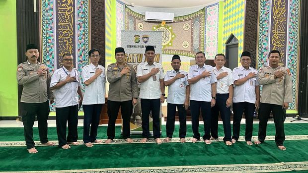 Polda Metro Jaya menggelar kegiatan 'Tadarus/Satu Jam Mengaji Bersama Polisi' di Masjid Baabus Salam, Kantor Walikota Jakarta Utara.