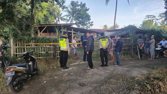 Polisi mengecek lokasi kandang yang jadi TKP pencurian ternak di Sindutan, Temon, Kulon Progo, Kamis (13/3/2025).
