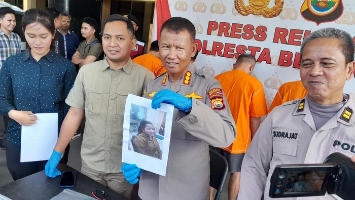 Polisi menunjukkan korban saat melapor ke petugas usai dianiaya suaminya
