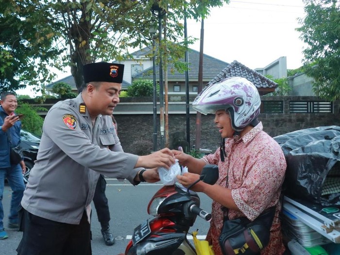 Kegiatan bagi-bagi takjil yang dilakukan Polres Klaten di Jalan Pramuka, Klaten Utara, Kamis (13/3/2025).