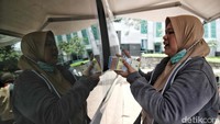 Bank Indonesia menggunakan mobil kas keliling untuk memberikan pelayanan.