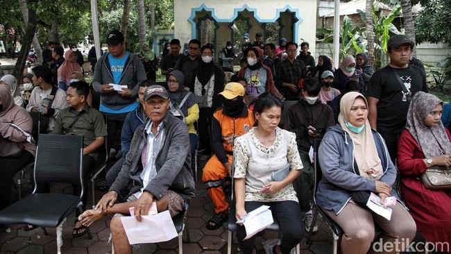Potret Ramainya Penukaran Uang Baru di Jakarta Utara