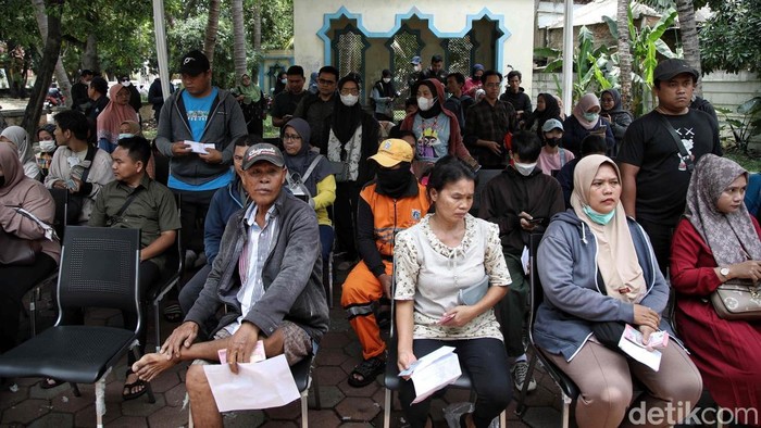 Sejumlah warga antre untuk mengambil uang pecahan untuk lebaran di mobil kas keliling milik Bank Indonesia di kawasan Jakarta Islamic Centre, Jakarta Utara,  Kamis (13/3/2025).