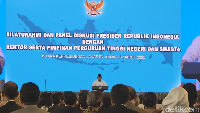 Presiden Prabowo Subianto mencari Jaksa Agung ST Burhanuddin dalam pertemuan rektor. Dia berkelakar Burhanuddin tak hadir karena tengah mengejar orang. (Eva Safitri/detikcom)