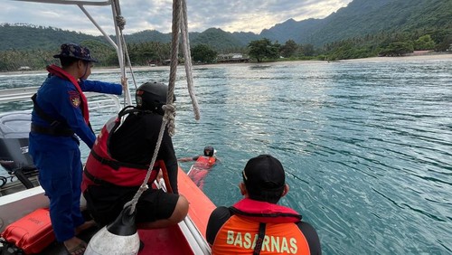 Proses pencarian remaja asal Sumbawa yang hilang saat surfing di Pantai Lendang Luar, Desa Malaka, Kecamatan Pemenang, Lombok Utara, NTB, Rabu (12/3/2025). (Foto: Dok. Polres Lombok Utara)