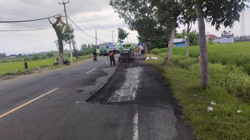 Proses perbaikan ruas jalan yang berlubang di Jalan Denpasar-Gilimanuk, Kecamatan Mendoyo, Kabupaten Jembrana, Bali, Kamis (13/3/2025). (IST)