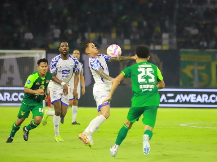 Duel PSIS Semarang menghadapi Persebaya di Stadion Gelora Bung Tomo, Surabaya, Rabu (12/3/2025).