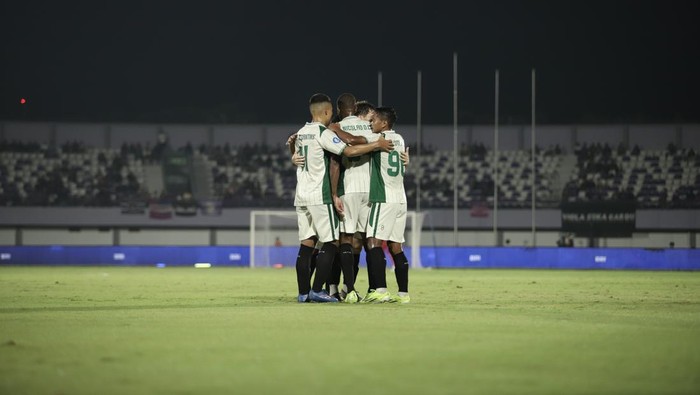 Selebrasi pemain PSS Sleman usai mencetak gol ke gawang Persita Tangerang, Jumat (7/3/2025).