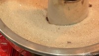 Para tamu juga bisa menikmati minuman hangat ala Timur Tengah. Berupa kopi Turki dan teh tarik berempah yang menghangatkan tubuh. Foto: detikFood/Yenny Mustika Sari