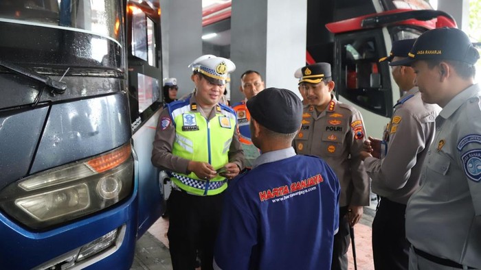 Polresta Solo dan tim gabungan menggelar ramp check di Terminal Tirtonadi, Kecamatan Banjarsari, Rabu (13/3/2025) sore.