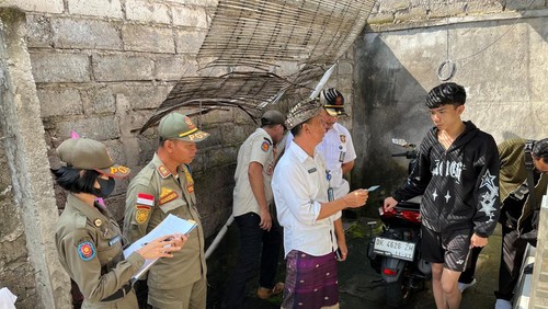 Petugas Gabungan saat melakukan sidak penduduk pendatang di wilayah Kelurahan Dauhwaru, Kecamatan Jembrana, Kabupaten Jembrana, Kamis (13/3/2025).