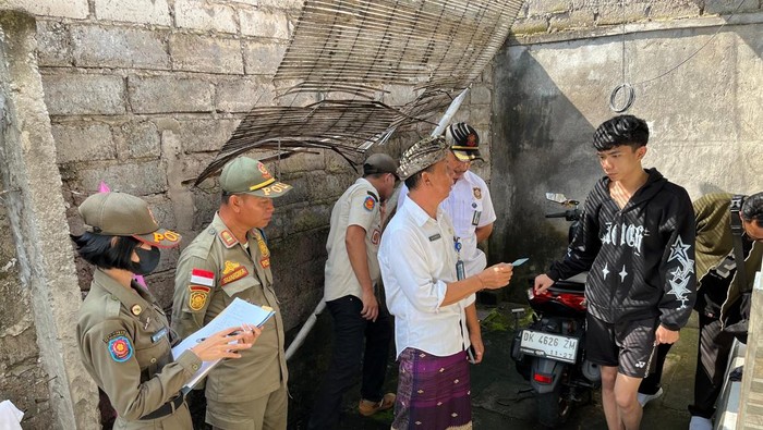 Petugas Gabungan saat melakukan sidak penduduk pendatang di wilayah Kelurahan Dauhwaru, Kecamatan Jembrana, Kabupaten Jembrana, Kamis (13/3/2025).