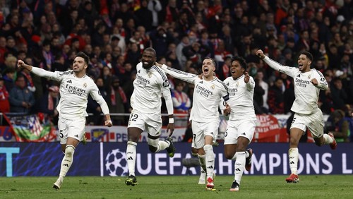 Soccer Football - Champions League - Round of 16 - Second Leg - Atletico Madrid v Real Madrid - Metropolitano, Madrid, Spain - March 12, 2025 Real Madrids Antonio Rudiger celebrates with teammates after the match REUTERS/Juan Medina