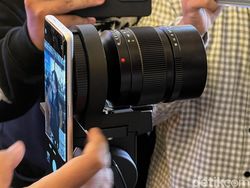 Mencoba Ponsel Konsep Realme Nan Canggih, Bisa Ganti Lensa!