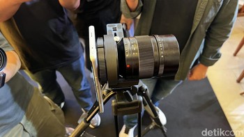 Sekalipun bisa dipasangi lensa, bukan berarti ponsel ini nyaman dipakai secara handheld. Ini karena lensanya yang jauh lebih berat dibanding bodi ponsel. Sehingga lebih pas jika dipasang ke tripod. Foto: detikINET/Anggoro Suryo Jati