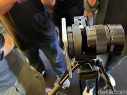 Mencoba Ponsel Konsep Realme Nan Canggih, Bisa Ganti Lensa!