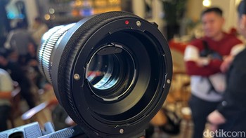 Dibutuhkan adapter yang cukup tebal untuk memasang lensa ke bodi ponsel, mungkin untuk mendapat jarak yang optimal antara sensor dengan lensa. Foto: detikINET/Anggoro Suryo Jati