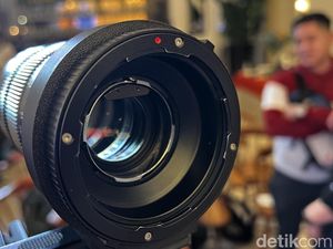 Mencoba Ponsel Konsep Realme Nan Canggih, Bisa Ganti Lensa!