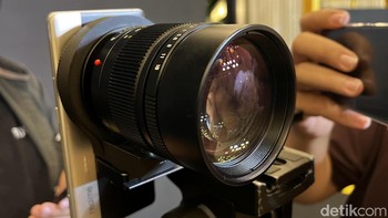 Lensa yang terpasang ini tampaknya adalah lensa 90mm, namun dengan crop factor sensor 1 inch yang dipakai ponsel ini, focal lengthnya menjadi 234mm. Foto: detikINET/Anggoro Suryo Jati
