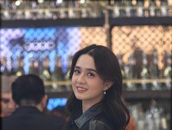 Mencoba Ponsel Konsep Realme Nan Canggih, Bisa Ganti Lensa!