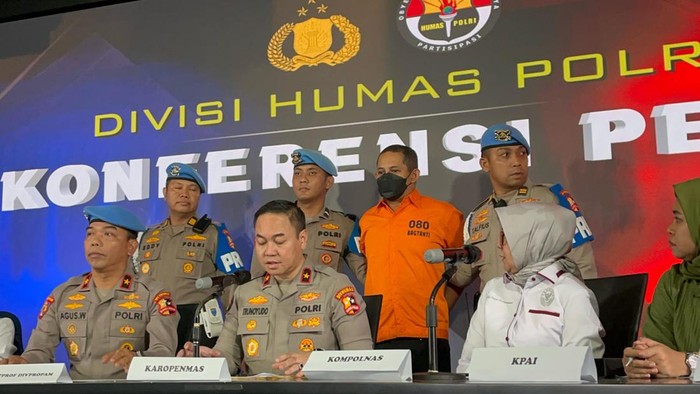 Rilis kasus Kapolres Ngada (Azhar/detikcom)