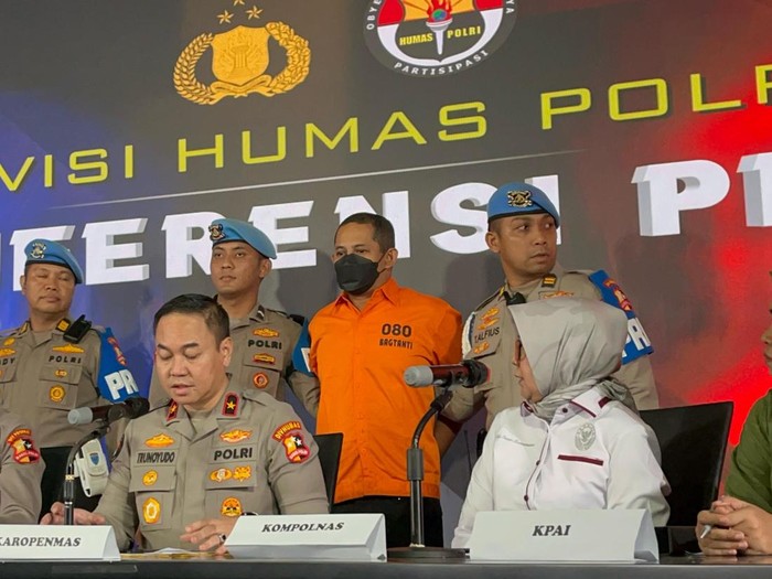 Rilis kasus Kapolres Ngada (Azhar/detikcom)