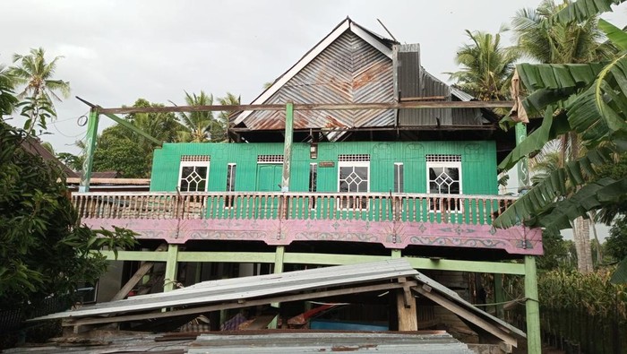 Rumah warga di Desa Lebongnge rusak setelah dihantam angin puting beliung.