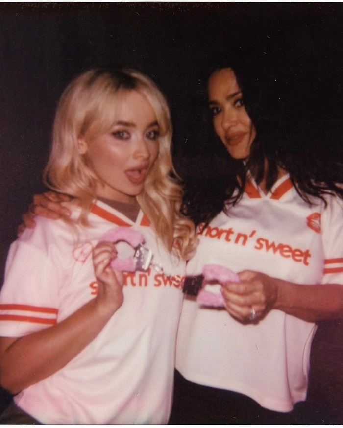 Salma Hayek datang menyaksikan konser Short 'n Sweet Sabrina Carpenter di Inggris.