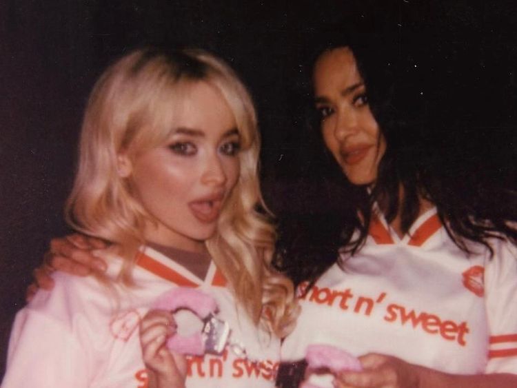 Salma Hayek dan Sabrina Carpenter Bestie Banget!