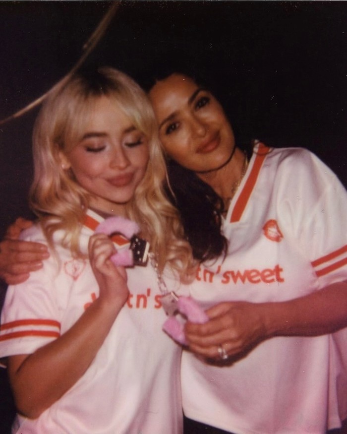 Salma Hayek datang menyaksikan konser Short 'n Sweet Sabrina Carpenter di Inggris.