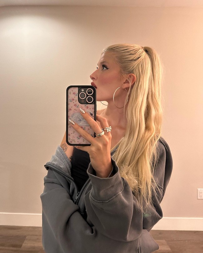 “Aku harus berurusan dengan anak-anak yang mem-bully aku (ketika kecil). Orang-orang bilang aku terlihat seperti ayahku. Aku sebenarnya mendapat komentar kemarin dari seseorang yang berkata kamu tidak akan pernah secantik ibumu,” kata Sami. Foto: Instagram