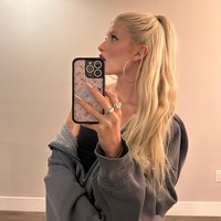 “Aku harus berurusan dengan anak-anak yang mem-bully aku (ketika kecil). Orang-orang bilang aku terlihat seperti ayahku. Aku sebenarnya mendapat komentar kemarin dari seseorang yang berkata kamu tidak akan pernah secantik ibumu,” kata Sami. Foto: Instagram