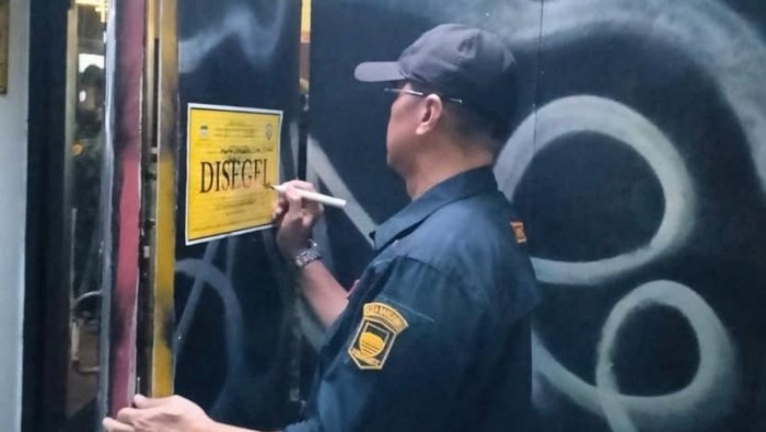 Satpol PP Kota Bandung segel tempat hiburan malam yang maksa buka saat Ramadan.