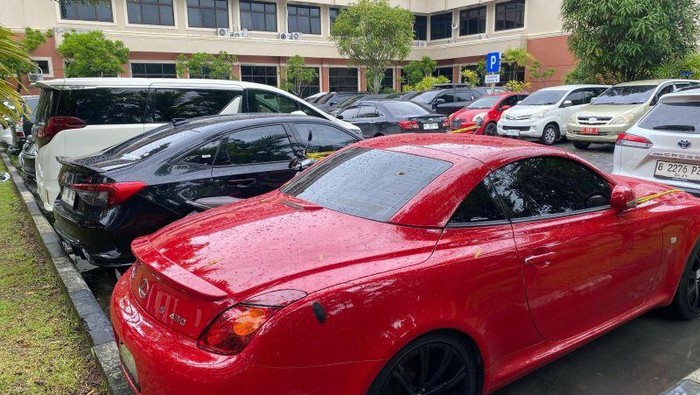 Sejumlah mobil mewah terparkir di Polda Kaltim merupakan titipan Bareksrim Polri dari pengungkapan kasus TPPU dengan tersangka mantan Direktur Persiba Balikpapan Catur Adi Prianto (ANTARA/Muhammad Solih Januar)