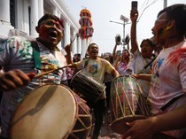 Semarak Festival Warna di Nepal