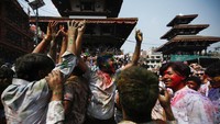 Selama festival ini, penduduk setempat saling menyapa dan memberkati dengan menyiramkan warna-warna cerah dan air satu sama lain.