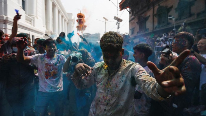 Semarak Festival Warna di Nepal A woman uses a phone duringΒ Holi celebrations in Kathmandu,Β Nepal March 13, 2025. REUTERS/Navesh Chitrakar