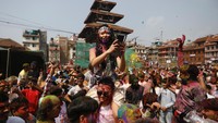 Holi juga telah menyebar ke seluruh dunia, di mana orang Nepal yang tinggal di luar negeri merayakannya.