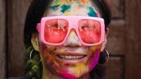 Festival penting ini dirayakan dengan warna-warna dan air oleh sebagian besar suku bangsa di negara ini.