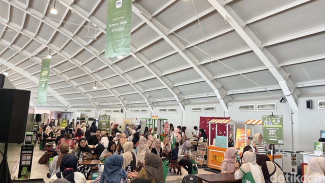 Hadir berbagai produk yang telah dikurasi dari puluhan jenama lokal ternama seperti Buttonscarves, Buttonscarves Beauty, dan Benang Jarum. Pada hari pertama, Kamis (13/3/2025), pameran ini langsung diserbu pengunjung. (Foto: Dok. Gresnia/Wolipop)